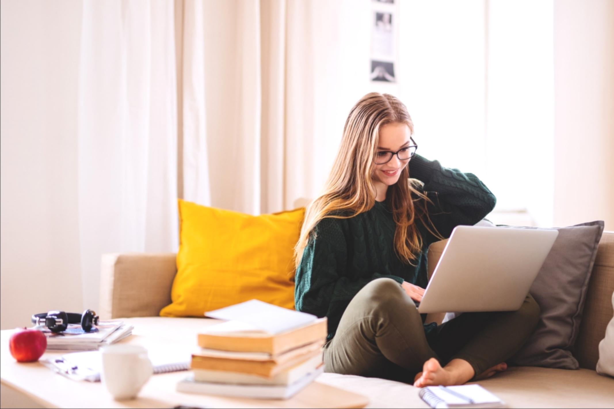 Teilnehmer beim Online-Lernen mit interaktiven Kursmaterialien